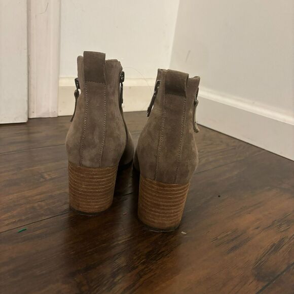 Blondo Waterproof size 7M Taupe Beige Fall Time Neutral Stacked Heeled Booties - Picture 9 of 10